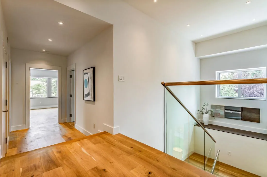 Glass guardrail along an upstairs hallway